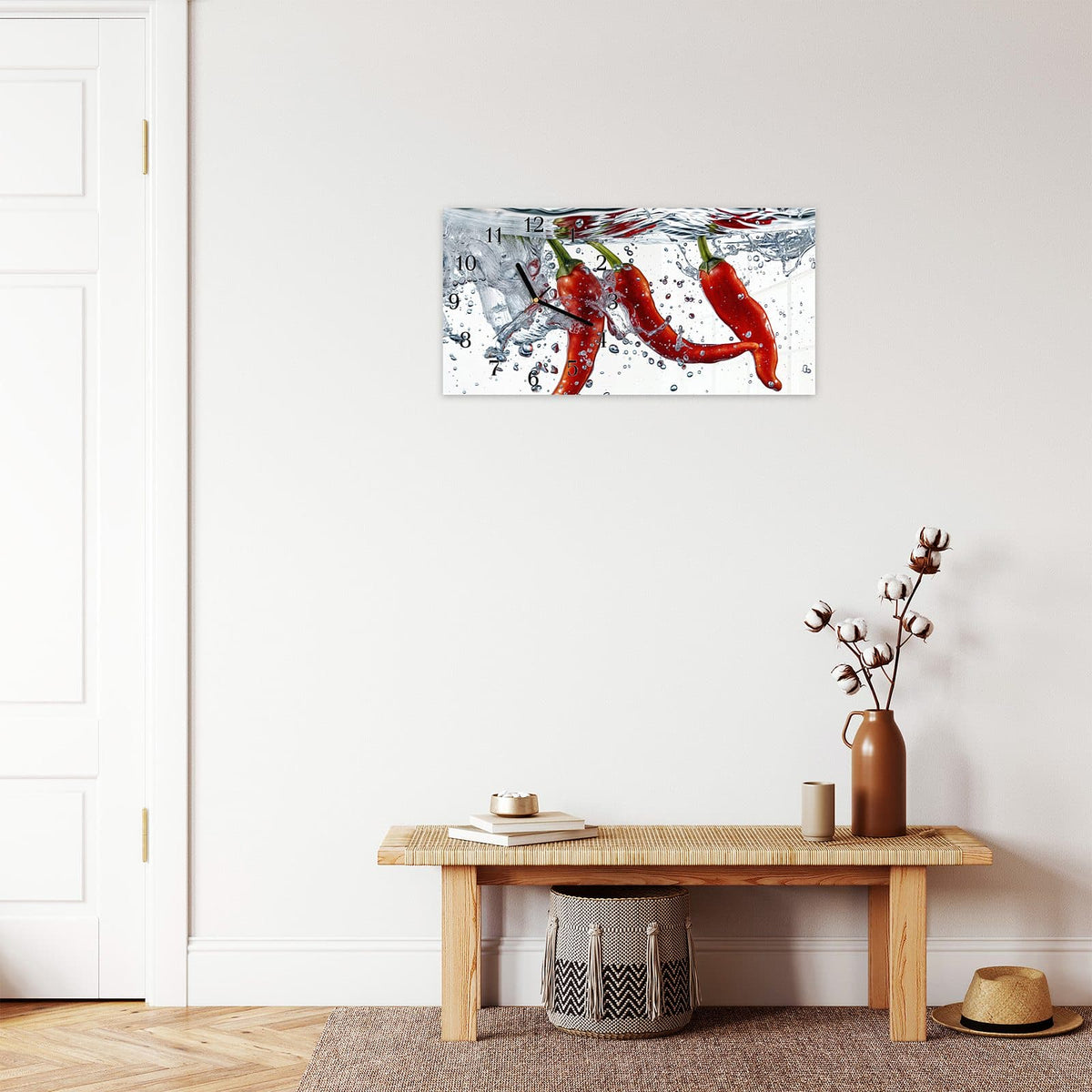 Moderne Wanduhr aus Glas mit Farbtiefe – Wanduhr Chilis im Wasser aus Glas – Querformat 60 × 30 cm