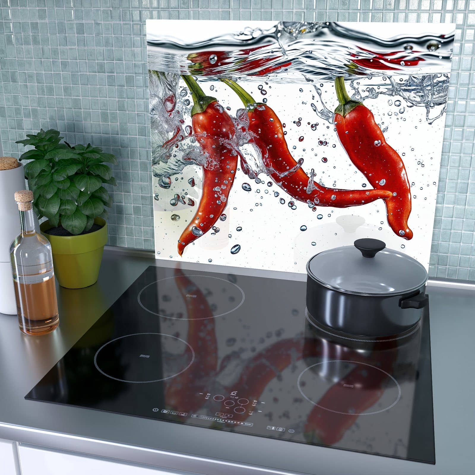 1-teilige Herdabdeckplatten aus Glas mit Chilis im Wasser-Motiv als Spritzschutz hinter dem Kochfeld