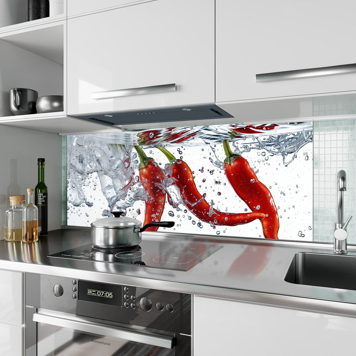 Küchenrückwand aus Glas Drei Chilis im Wasser im Hochformat als Spritzschutz hinter dem Kochfeld, über dem Fliesenspiegel montiert