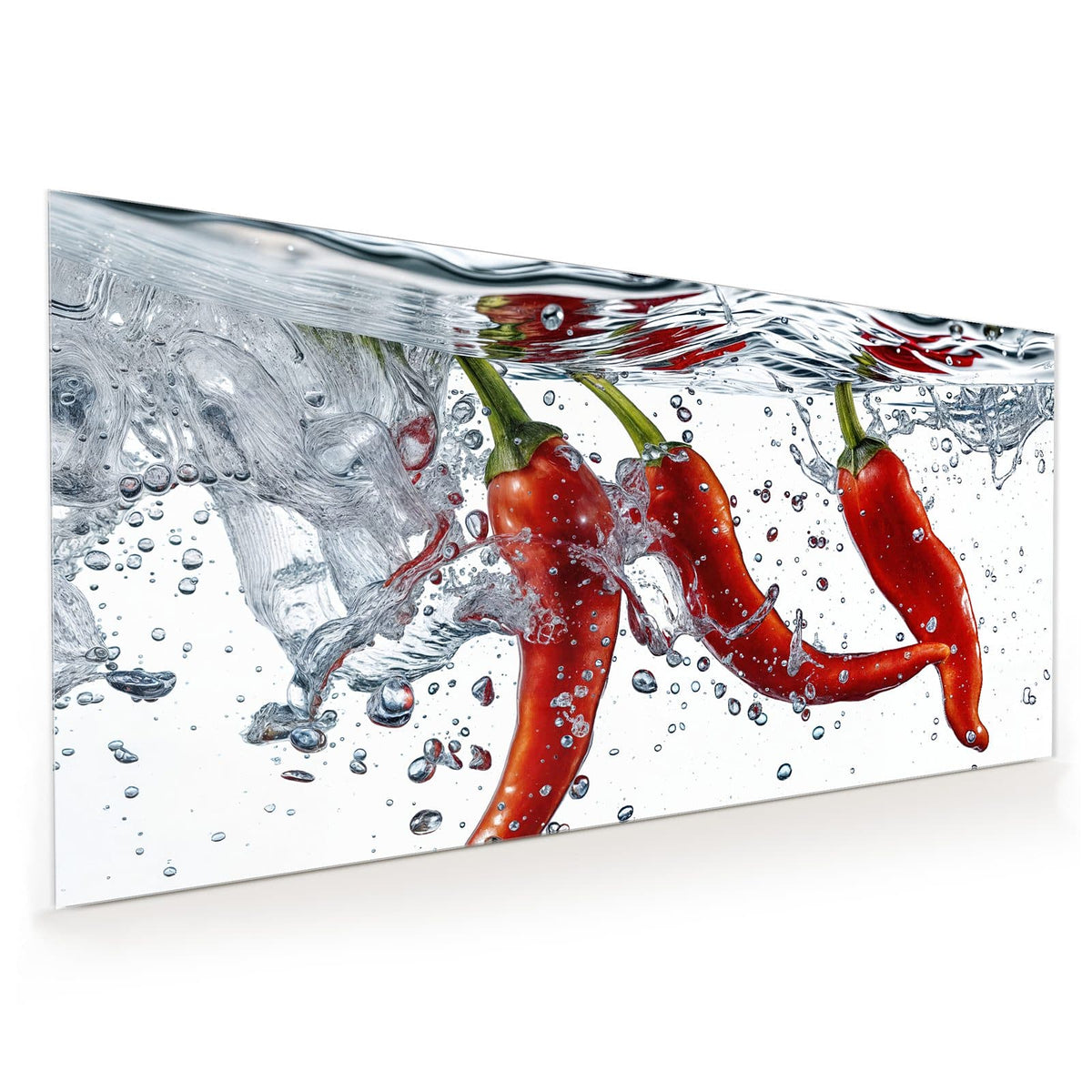 Küchenrückwand aus Glas im Hochformat: Drei rote Chilischoten sinken unter die Wasseroberfläche, Luftblasen ringsum, weißer Grund