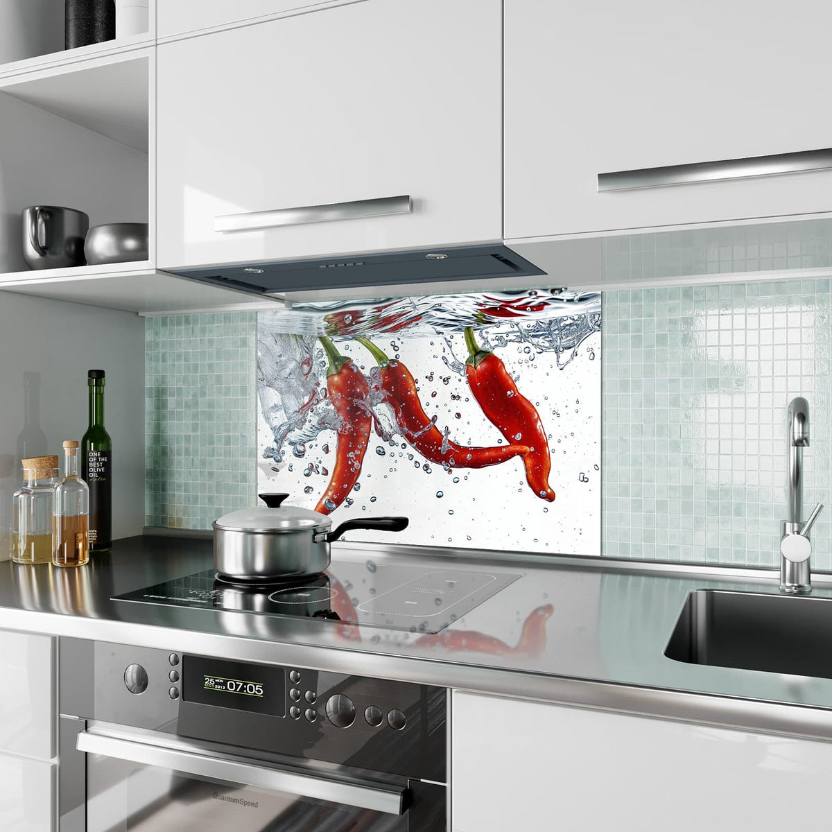 Küchenrückwand aus Glas Drei Chilis im Wasser im Hochformat als Spritzschutz hinter dem Kochfeld, über dem Fliesenspiegel montiert