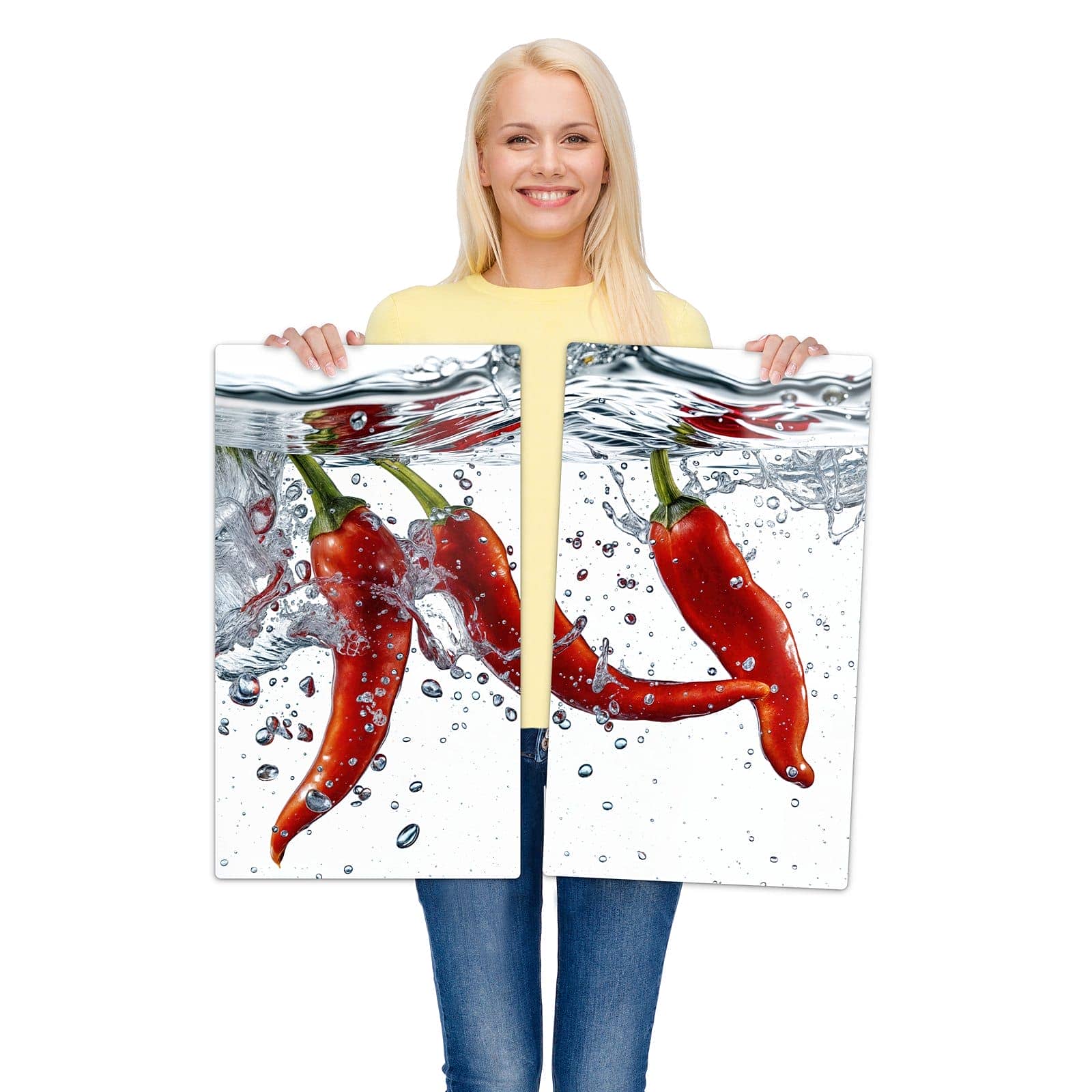 2-teilige Glasabdeckplatte für Ceranfeld mit Chilis im Wasser-Motiv wird zur Größendarstellung gehalten
