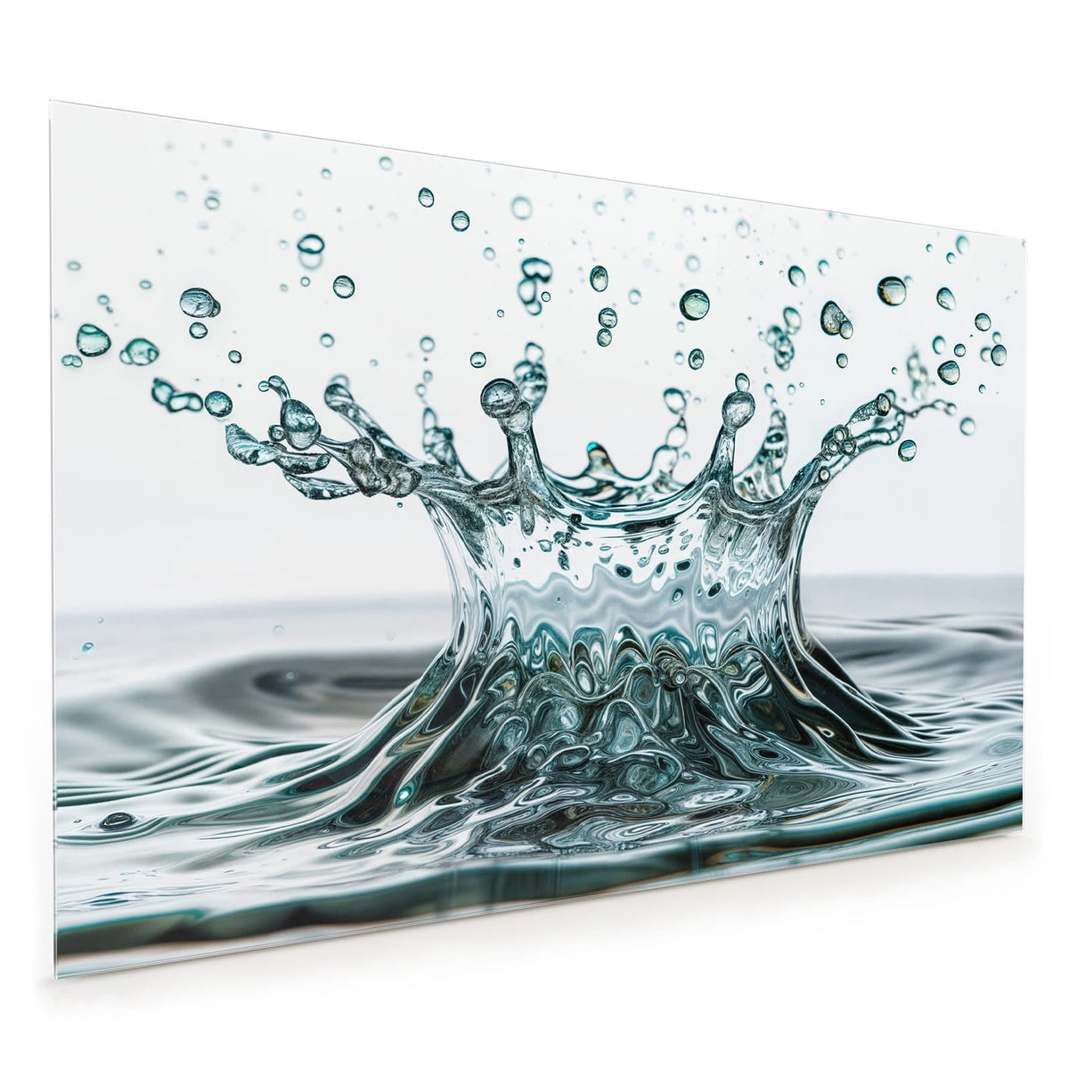 Küchenrückwand aus Glas im Hochformat mit Motiv Spritzende Wasserkrone: Eine aufspritzende Wasserkrone mit fliegenden Tropfen über einer ruhigen Wasserfläche