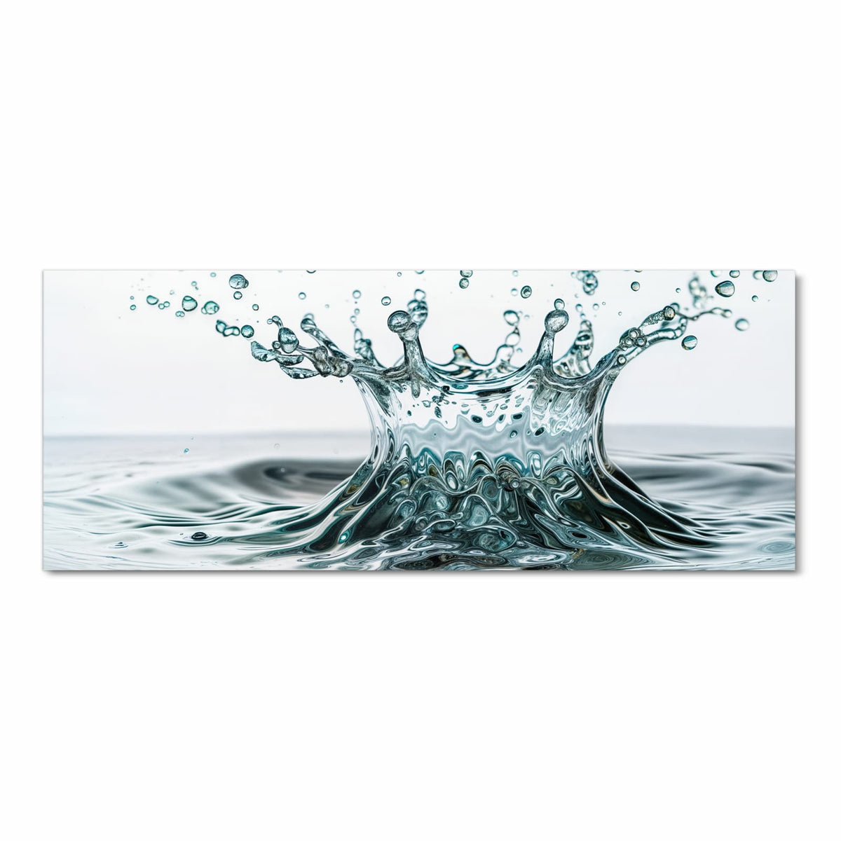 Eine aufspritzende Wasserkrone mit fliegenden Tropfen über einer ruhigen Wasserfläche