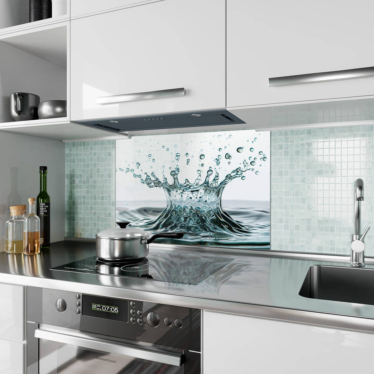 Küchenrückwand aus Glas Spritzende Wasserkrone im Hochformat als Spritzschutz hinter dem Kochfeld, über dem Fliesenspiegel montiert