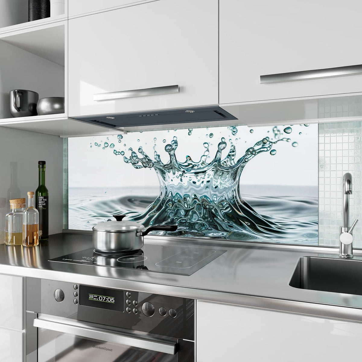 Küchenrückwand aus Glas Spritzende Wasserkrone im Hochformat als Spritzschutz hinter dem Kochfeld, über dem Fliesenspiegel montiert