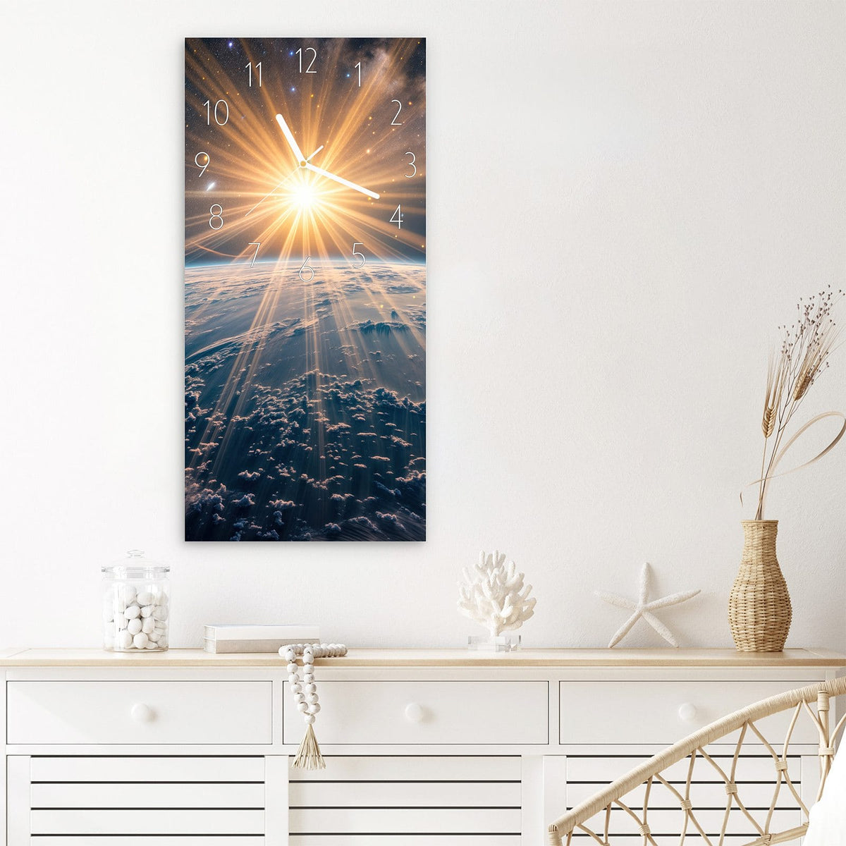 Wanduhr Sonnenaufgang über Erde aus Glas – Goldenes Licht über blauem Horizont
