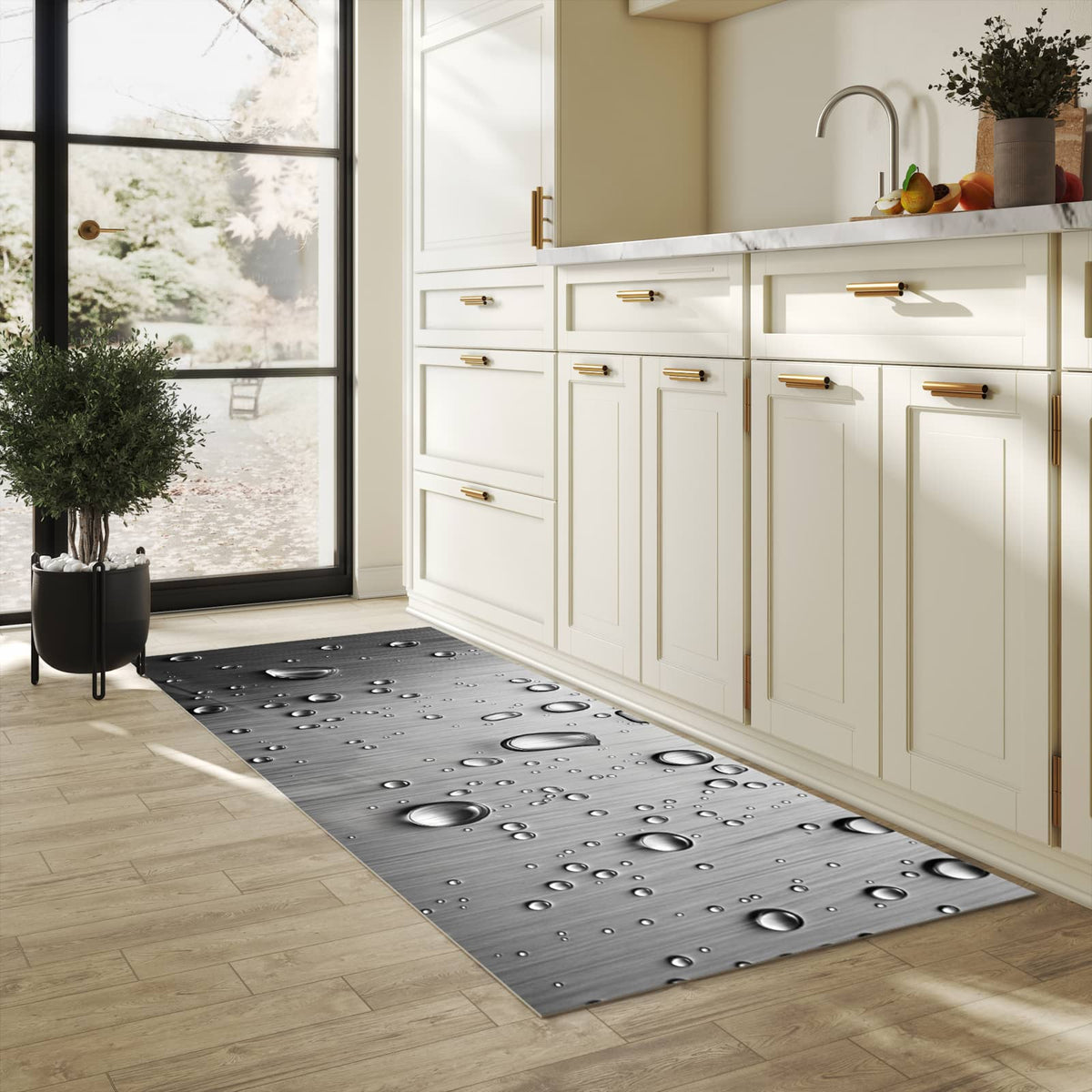 Flacher Küchenläufer mit Motiv Wassertropfen auf Metall in heller Küche für lange Teppiche