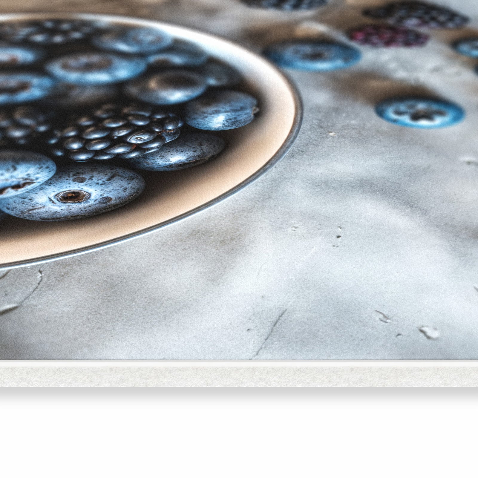 Waschbarer Küchenläufer mit Motiv Heidelbeeren Brombeeren in seitlicher Ansicht für sicheres Aufbewahren