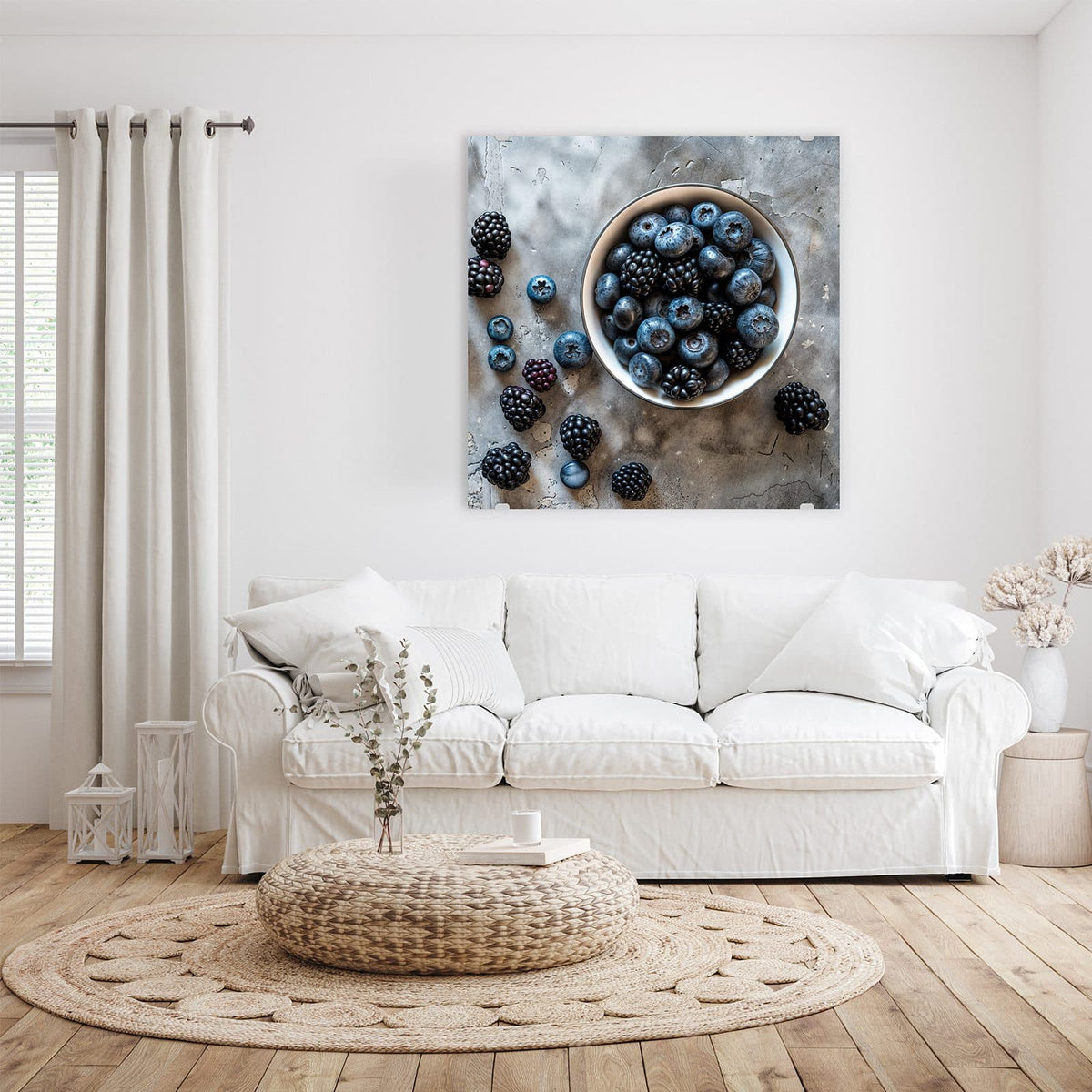 weiße Schale voller Blaubeeren und Brombeeren auf grauem Beton