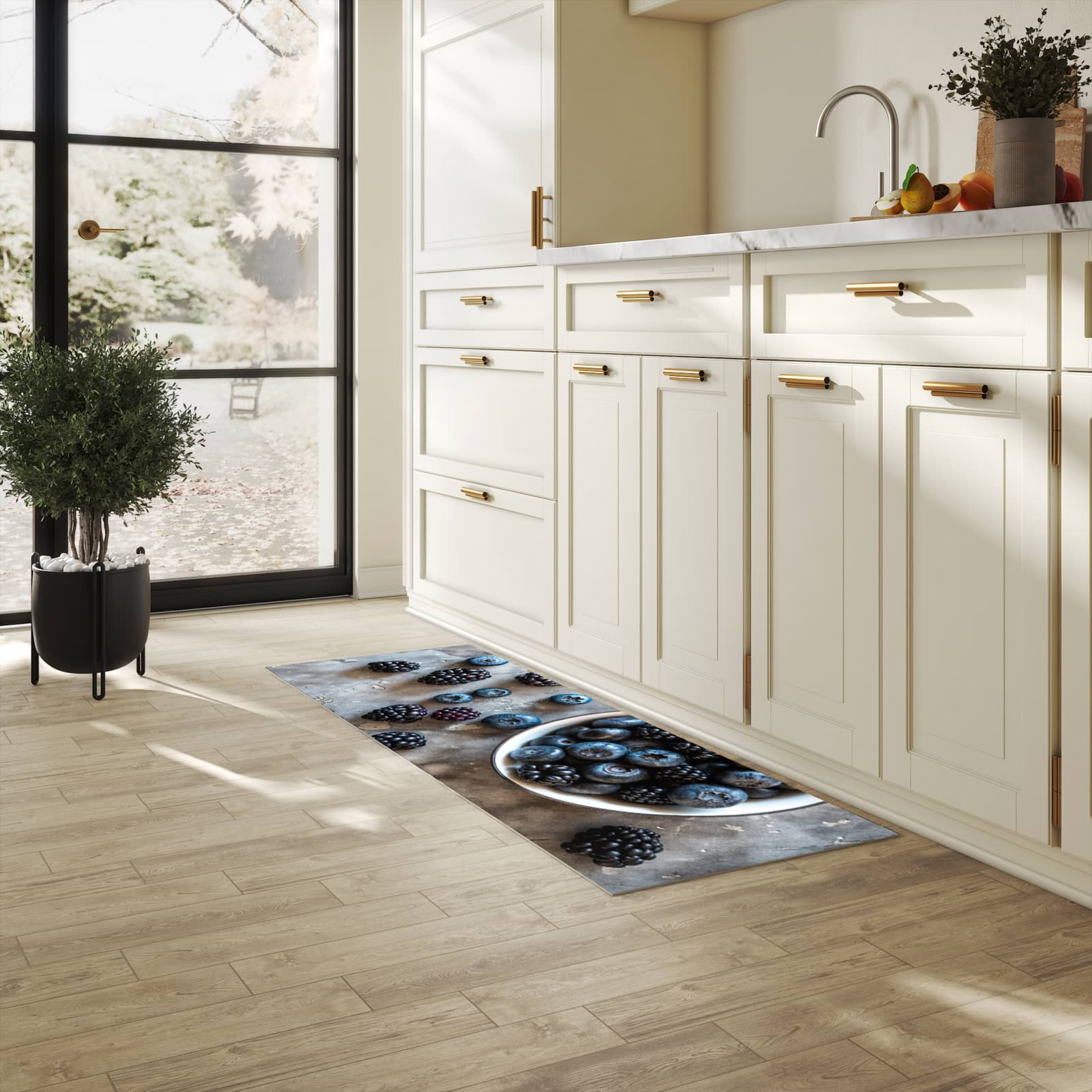 Waschbarer Küchenläufer mit Motiv Heidelbeeren Brombeeren in heller Küche für angenehme Haptik