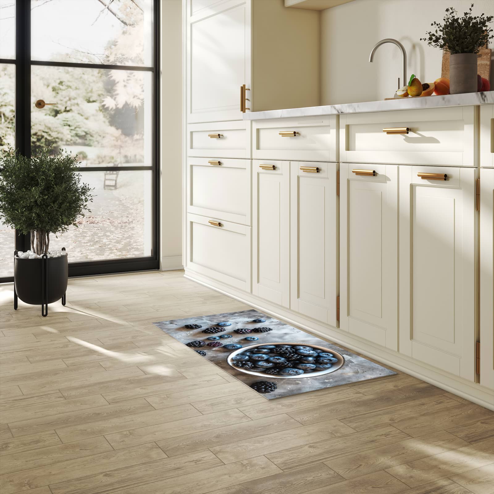 Rutschfester Küchenläufer mit Motiv Heidelbeeren Brombeeren in heller Küche