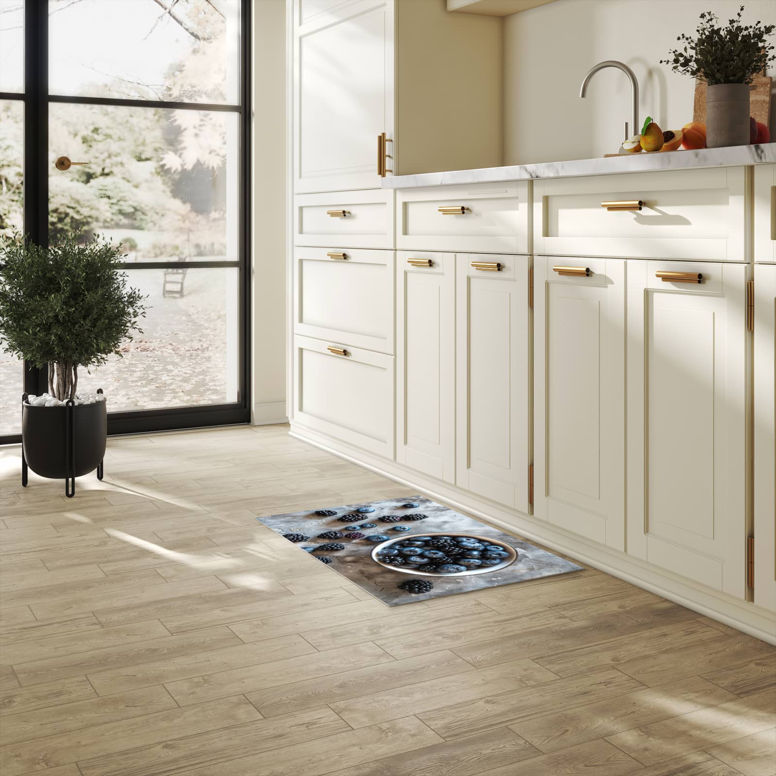 Langlebiger Küchenläufer mit Motiv Heidelbeeren Brombeeren in heller Küche