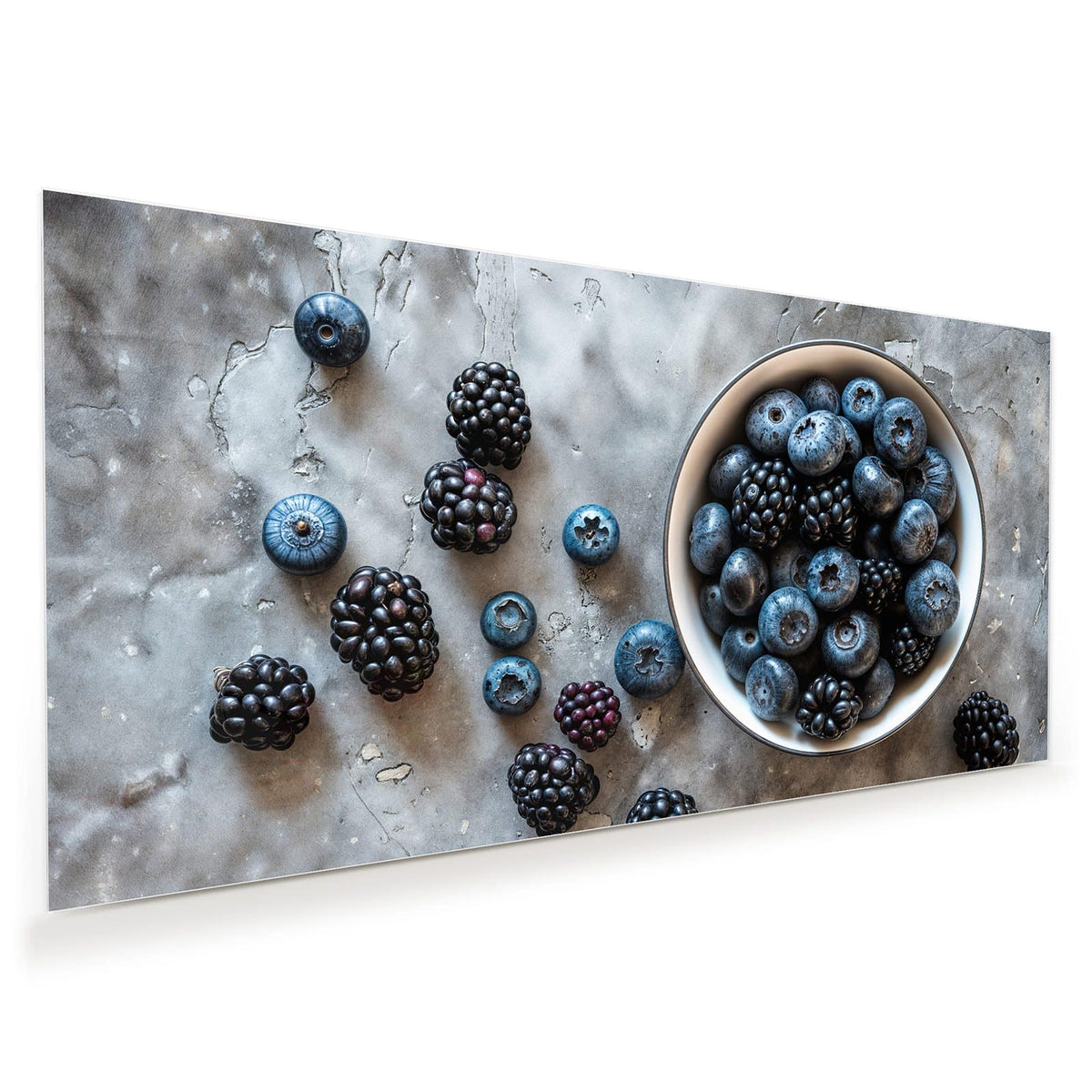 weiße Schale voller Blaubeeren und Brombeeren auf grauem Beton