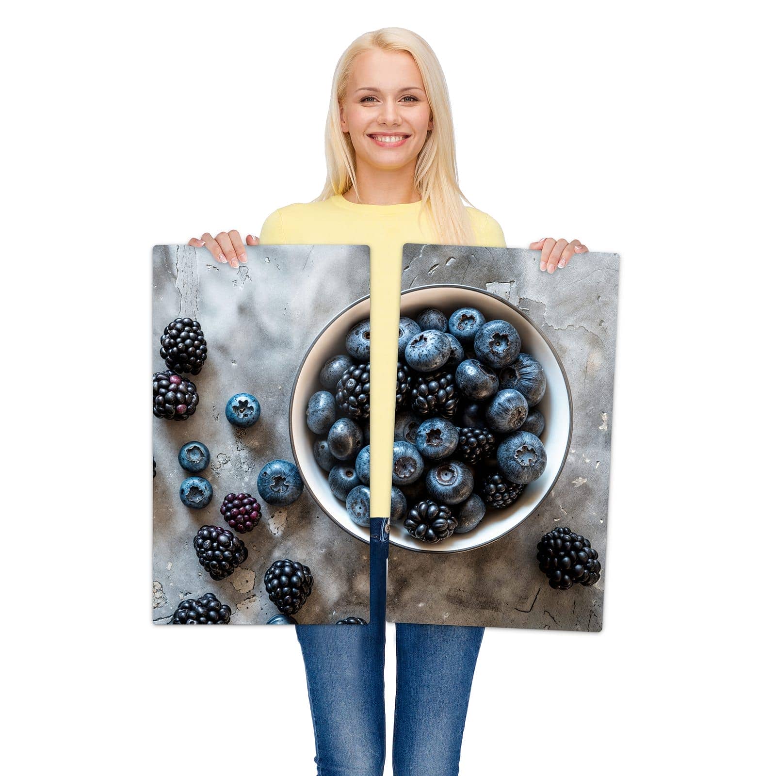 2-teilige Herdabdeckplatte aus Glas mit Heidelbeeren Brombeeren-Motiv wird zur Größendarstellung gehalten