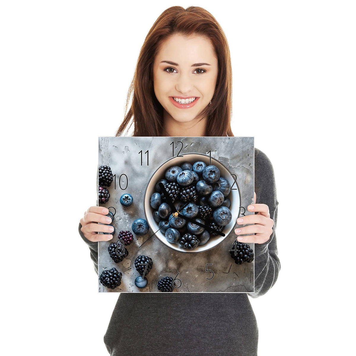 weiße Schale voller Blaubeeren und Brombeeren auf grauem Beton