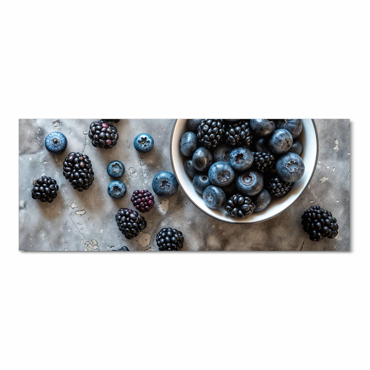 weiße Schale voller Blaubeeren und Brombeeren auf grauem Beton