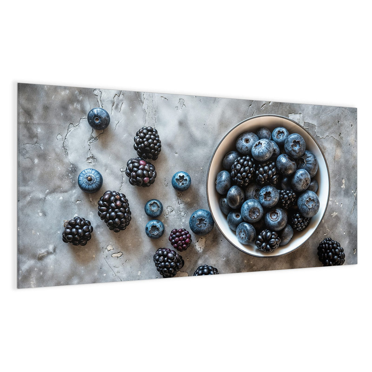 weiße Schale voller Blaubeeren und Brombeeren auf grauem Beton