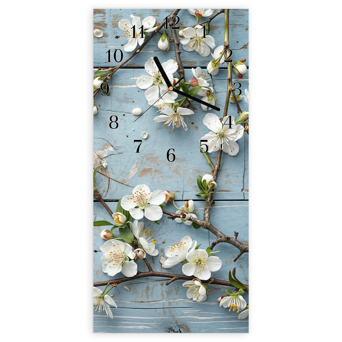 Wanduhr aus Glas, Ziffernblatt Klassisch: Weiße Blütenzweige auf verwitterten, hellblau gestrichenen Holzbrettern. #ziffernblatt_Klassisch