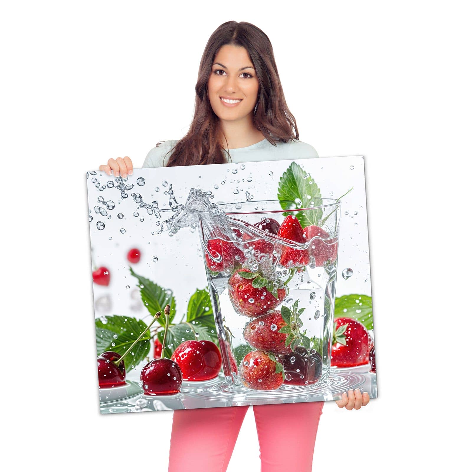 Herdabdeckplatte aus Glas mit Erdbeeren und Kirschen-Motiv wird zur Größendarstellung gehalten