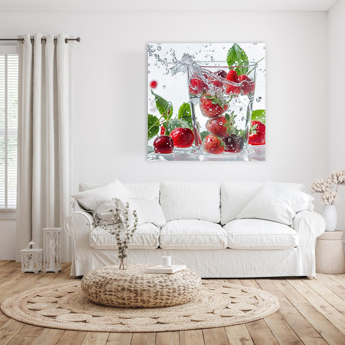 Glasbild Erdbeeren und Kirschen an der Wand – Erdbeeren und Kirschen fallen in ein Wasserglas, ringsum Spritzer und grüne Blätter