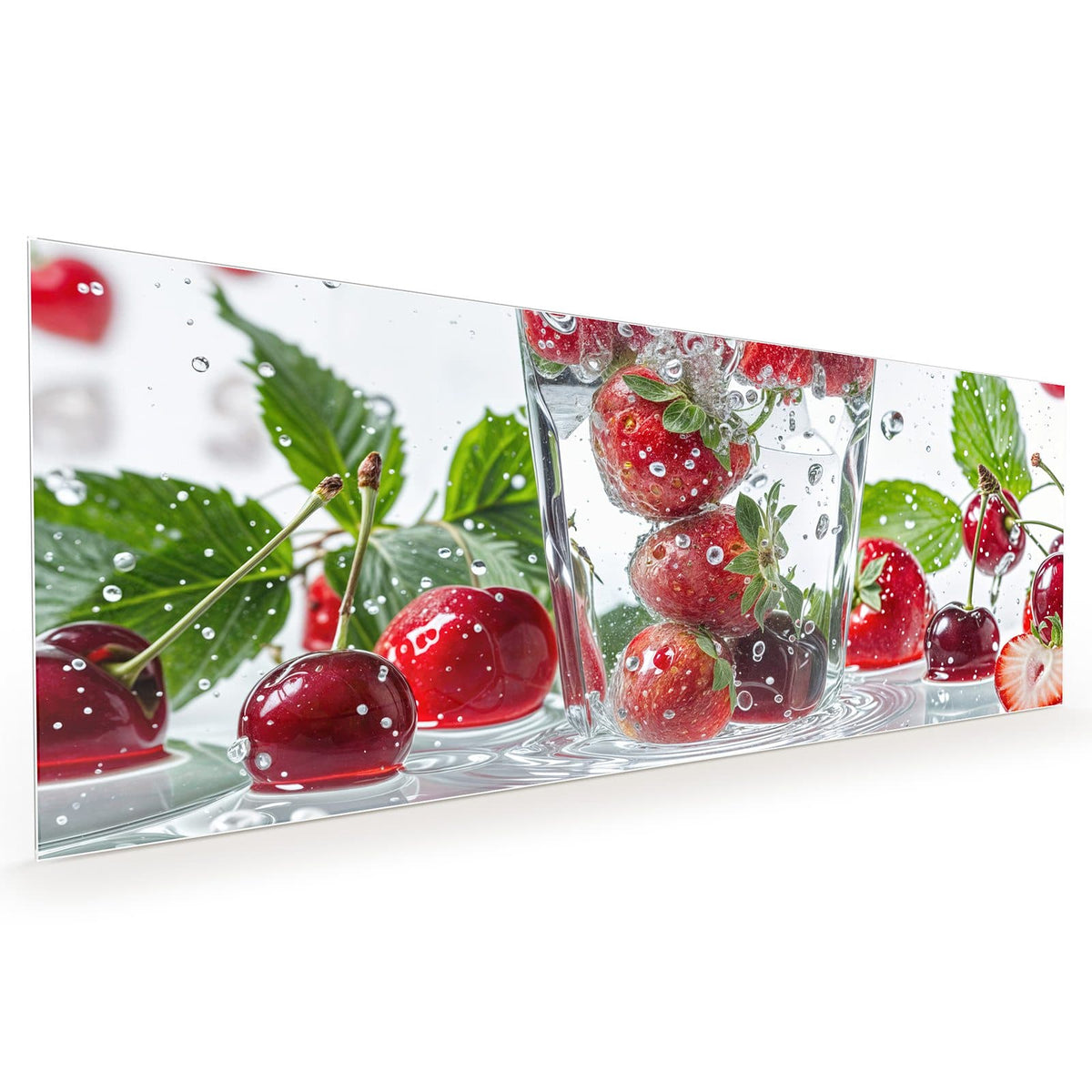 Küchenrückwand aus Glas im Hochformat: Erdbeeren und Kirschen fallen in ein Wasserglas, ringsum Spritzer und grüne Blätter #grösse_40 x 100 cm #grösse_50 x 125 cm #grösse_60 x 150 cm