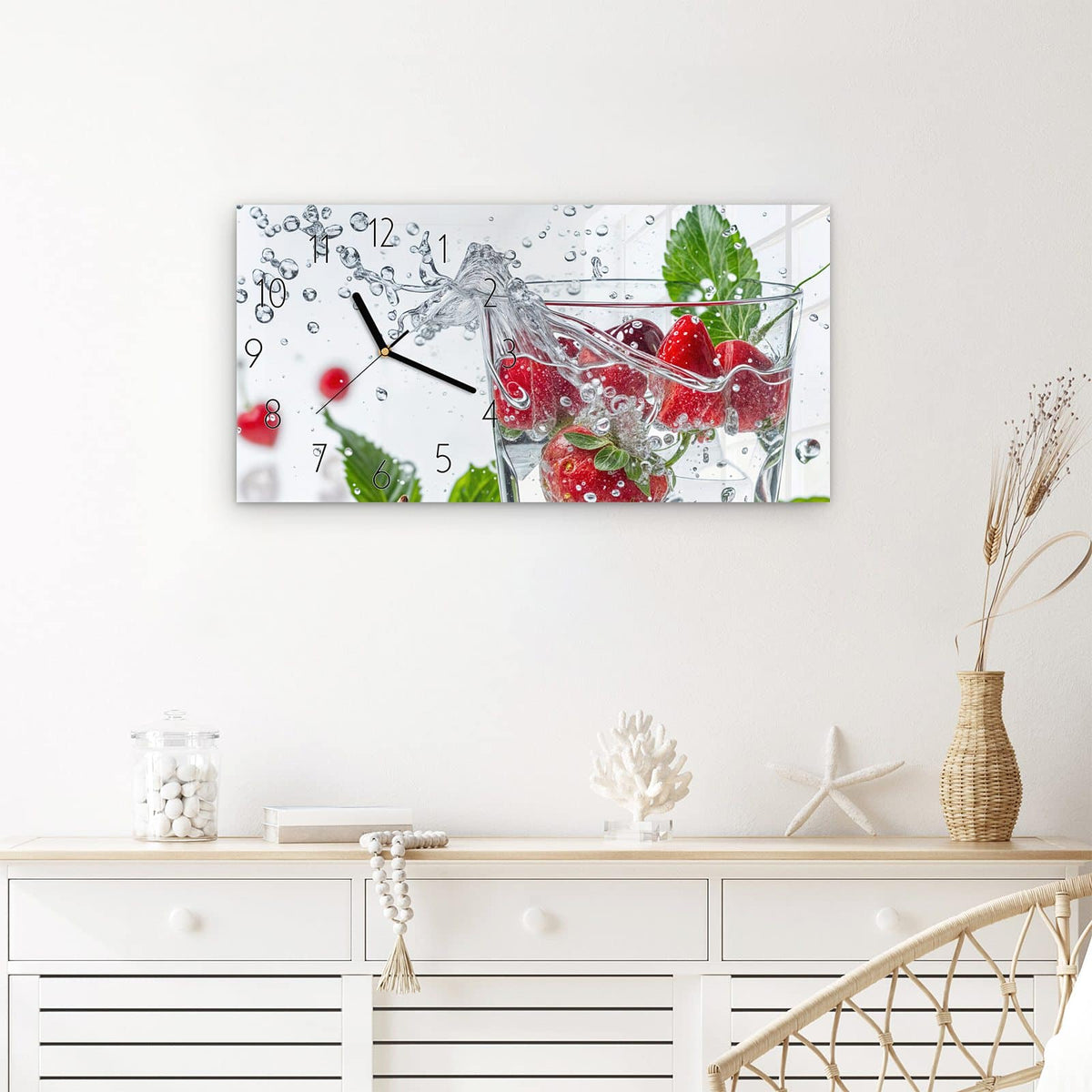 Wanduhr Erdbeeren und Kirschen aus Glas – Querformat 60 × 30 cm – Früchte sprudeln im Wasserglas