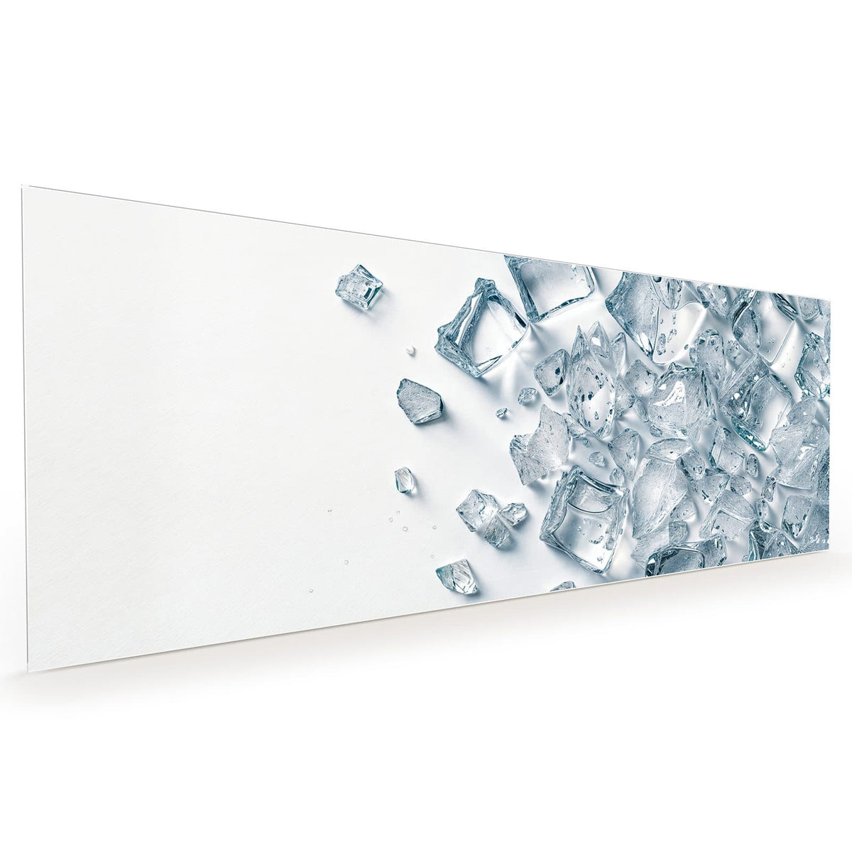 Küchenrückwand aus Glas im Hochformat mit Motiv Verstreute Eiswürfel: Viele klare Eiswürfel und Splitter locker über eine weiße Fläche verteilt #grösse_40 x 100 cm #grösse_50 x 125 cm #grösse_60 x 150 cm