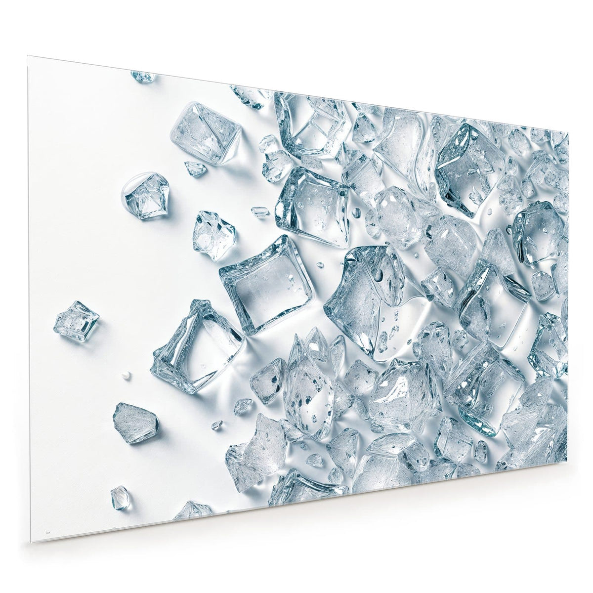 Küchenrückwand aus Glas im Hochformat mit Motiv Verstreute Eiswürfel: Viele klare Eiswürfel und Splitter locker über eine weiße Fläche verteilt