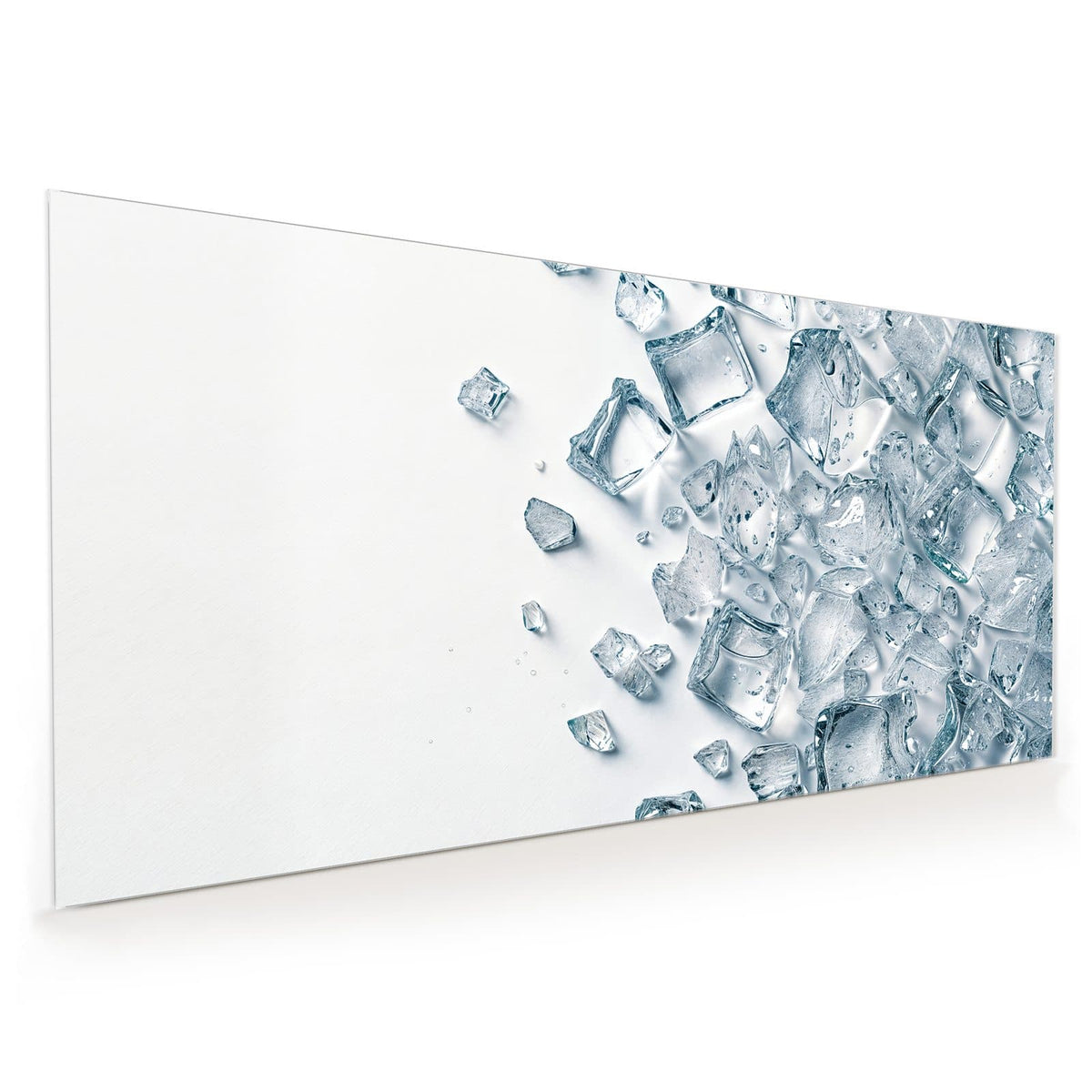 Küchenrückwand aus Glas im Hochformat mit Motiv Verstreute Eiswürfel: Viele klare Eiswürfel und Splitter locker über eine weiße Fläche verteilt