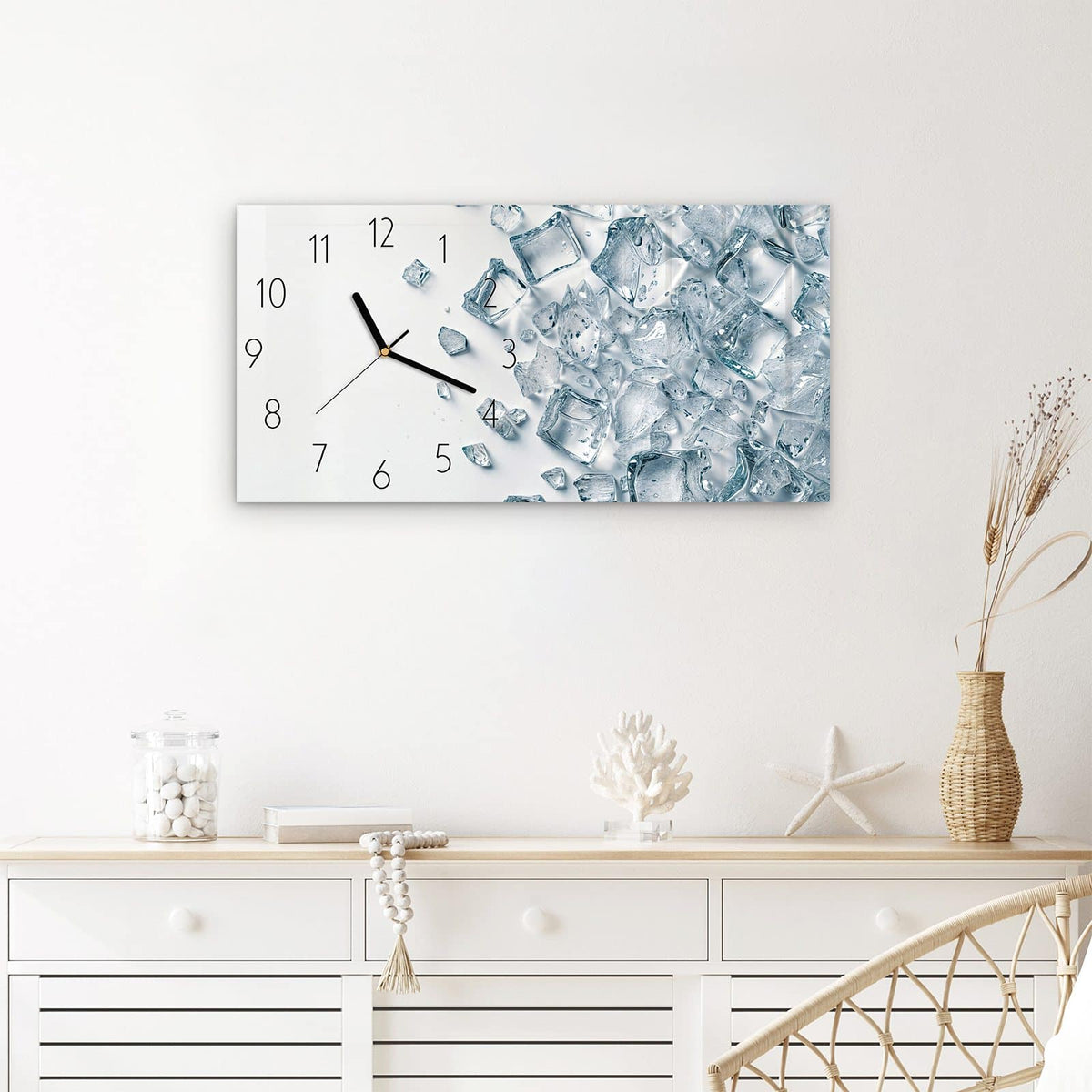 Wanduhr Eiswürfel Haufen aus Glas – Querformat 60 × 30 cm – Klare Eiswürfel auf Weiß