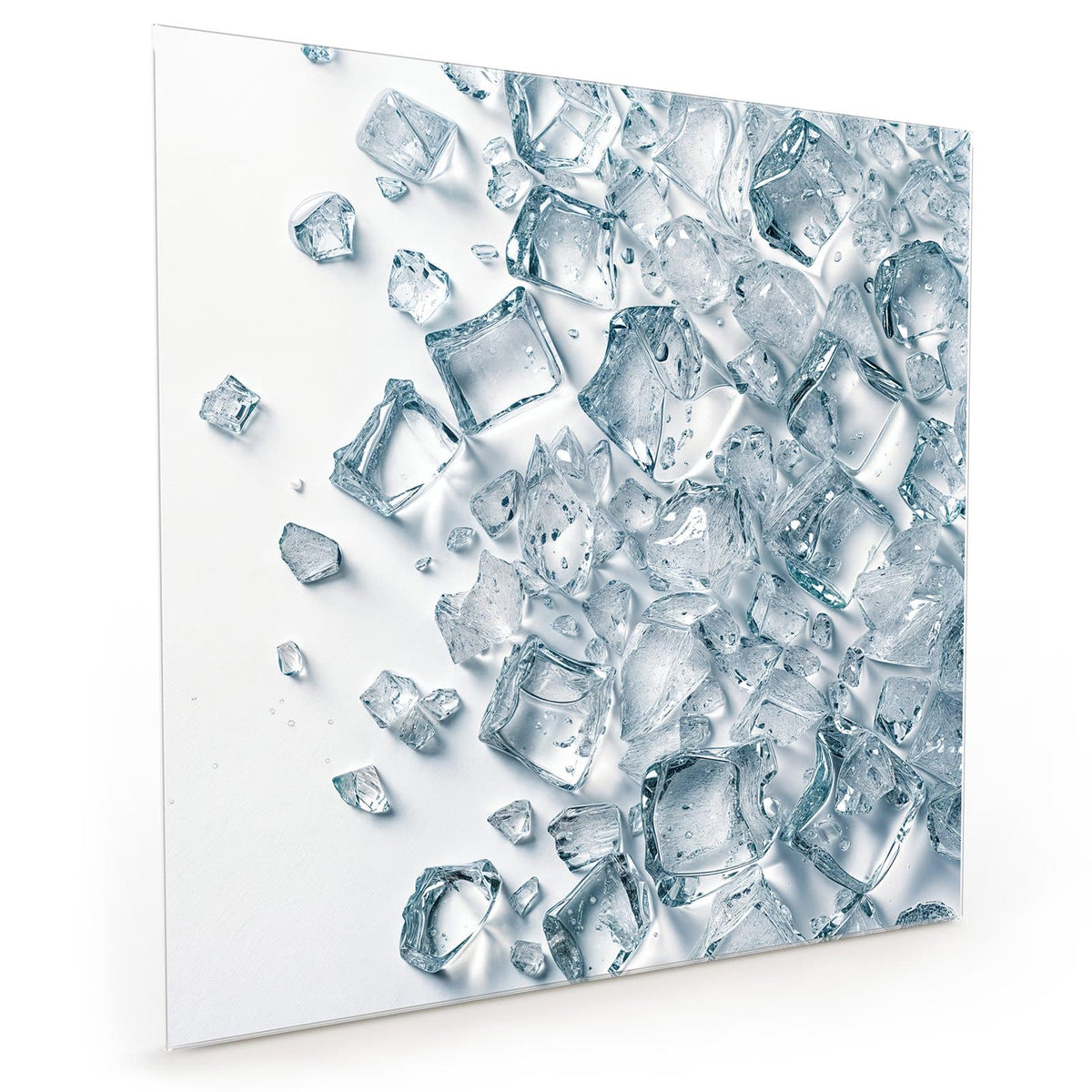 Küchenrückwand aus Glas im quadratischen Format mit Motiv Verstreute Eiswürfel: Viele klare Eiswürfel und Splitter locker über eine weiße Fläche verteilt #grösse_40 x 40 cm #grösse_50 x 50 cm #grösse_60 x 60 cm