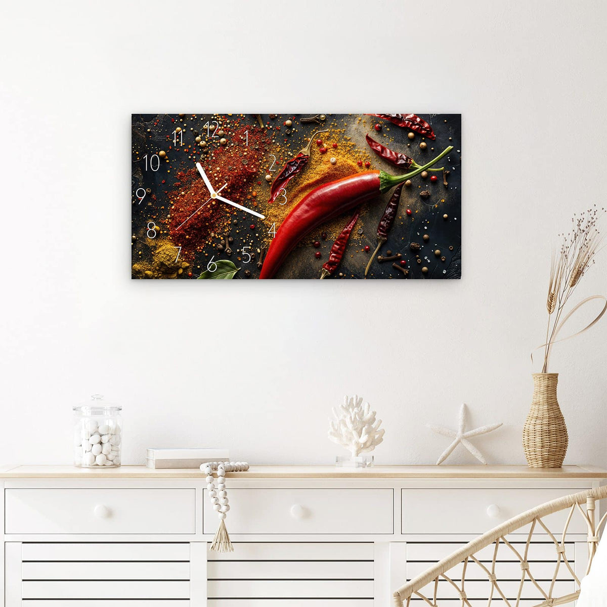 Wanduhr Gewürzmischung Ansicht aus Glas – Querformat 60 × 30 cm – Rote Chilis und Gewürzpulver