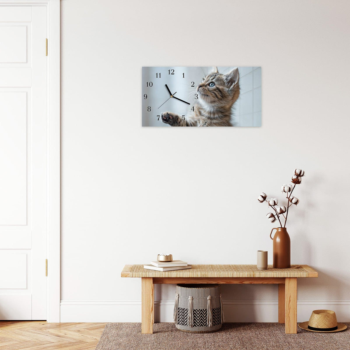 Moderne Wanduhr aus Glas mit Farbtiefe – Wanduhr Getigertes Kätzchen aus Glas – Querformat 60 × 30 cm