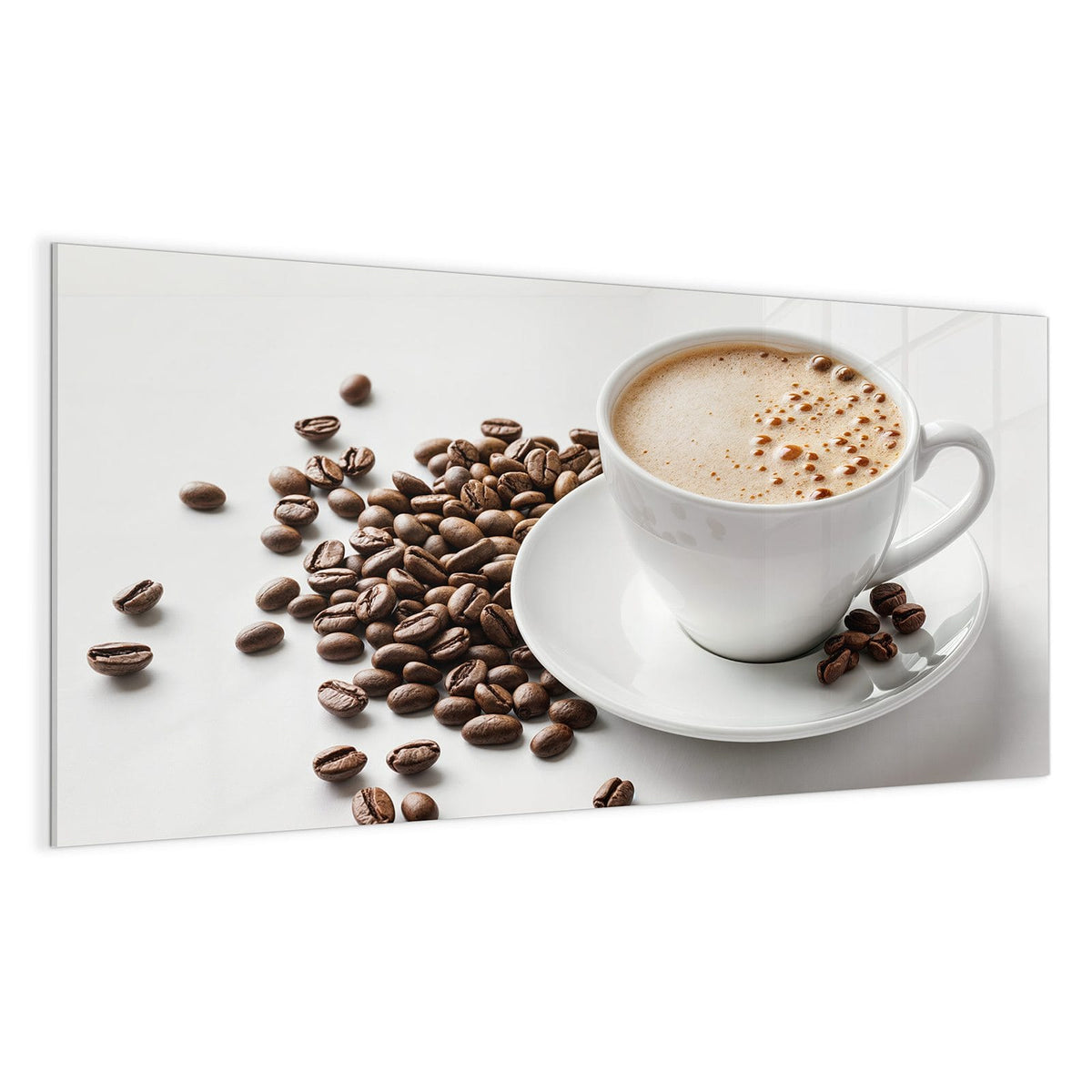 Weiße Tasse mit hellbraunem Milchschaum, Kaffeebohnen daneben, weißer Hintergrund