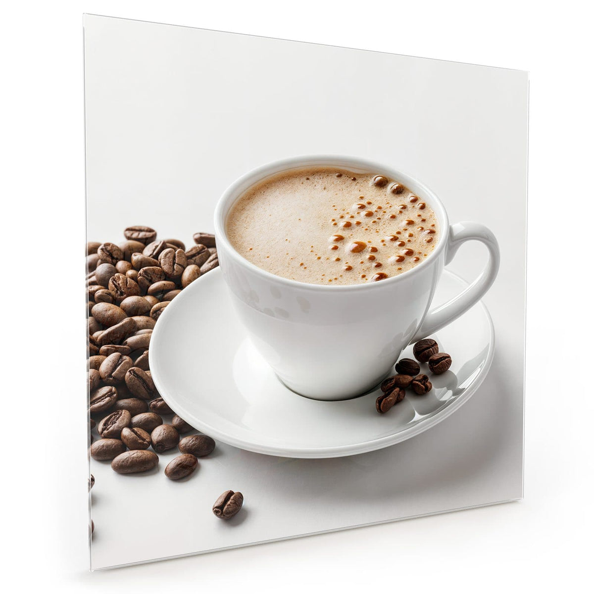 Küchenrückwand aus Glas im quadratischen Format: Weiße Tasse mit hellbraunem Milchschaum, Kaffeebohnen daneben, weißer Hintergrund #grösse_50 x 50 cm #grösse_40 x 40 cm #grösse_60 x 60 cm
