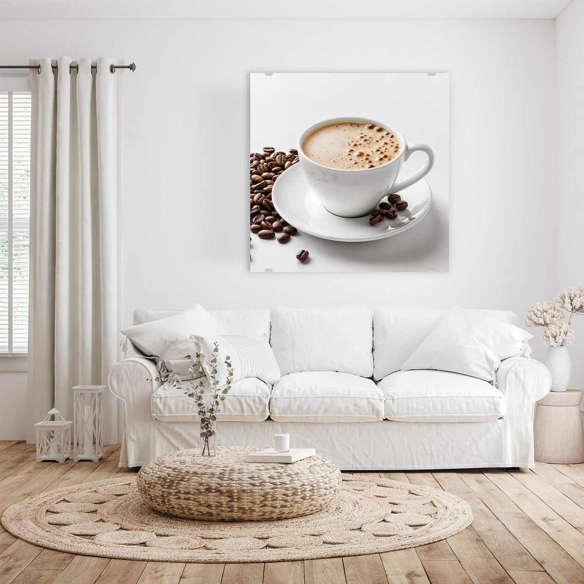 Weiße Tasse mit hellbraunem Milchschaum, Kaffeebohnen daneben, weißer Hintergrund