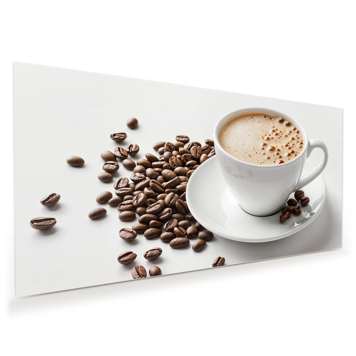 Weiße Tasse mit hellbraunem Milchschaum, Kaffeebohnen daneben, weißer Hintergrund