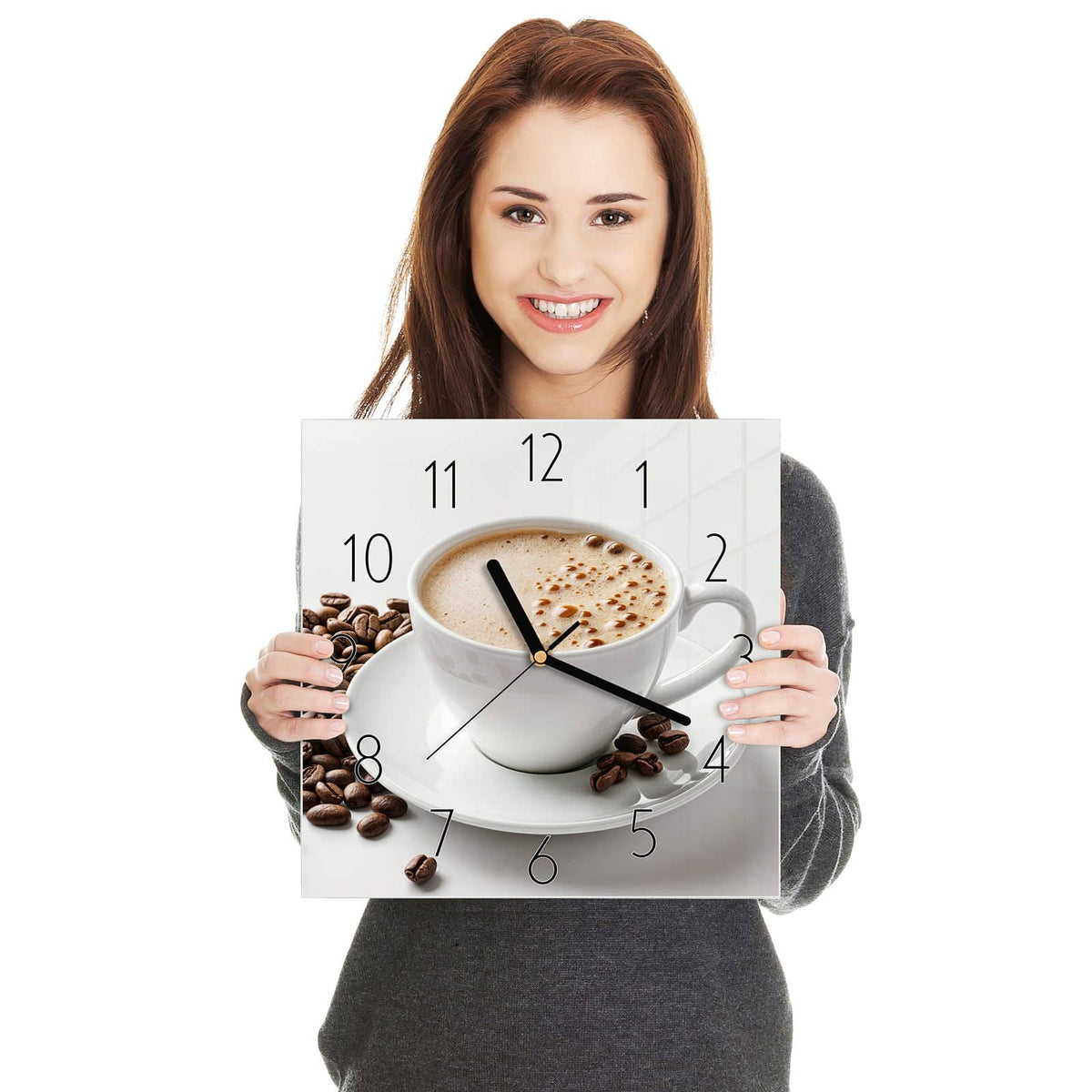 Weiße Tasse mit hellbraunem Milchschaum, Kaffeebohnen daneben, weißer Hintergrund