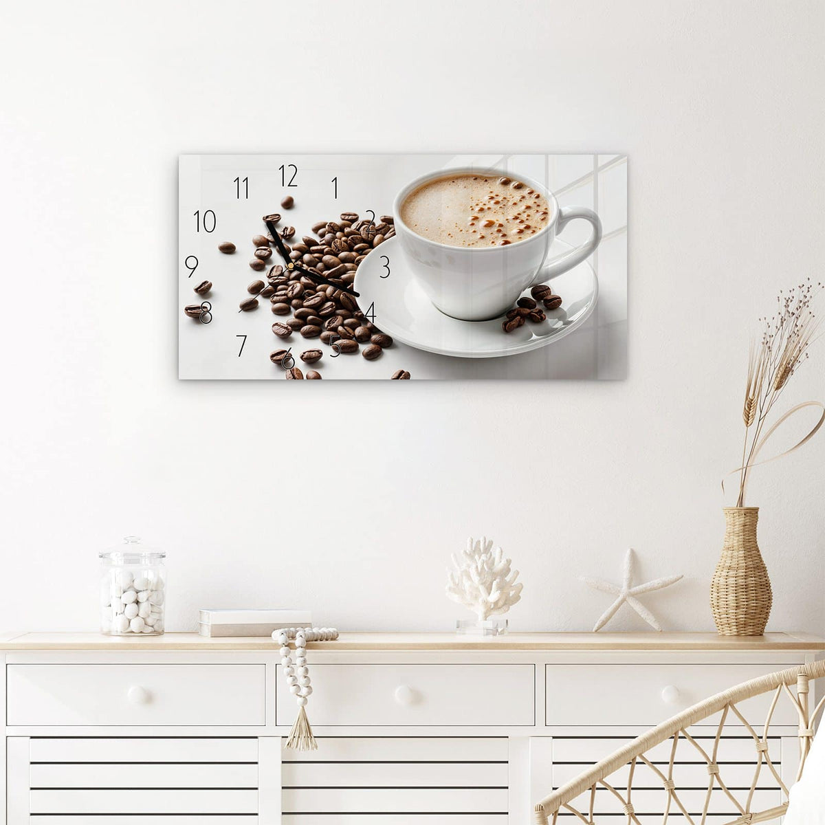 Wanduhr Kaffeetasse und Bohnen aus Glas – Querformat 60 × 30 cm – Schaumiger Kaffee in weißer Tasse
