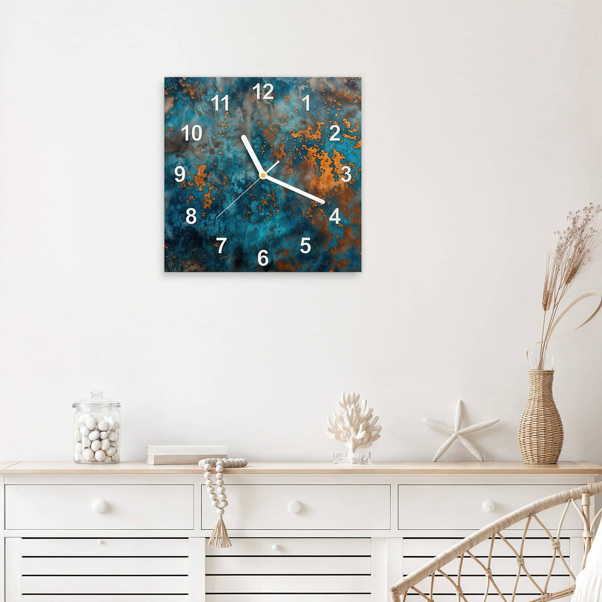 Quadratische Wanduhr aus Glas Kupferpatina mit Ziffernblatt Modern über einem weißen Sideboard