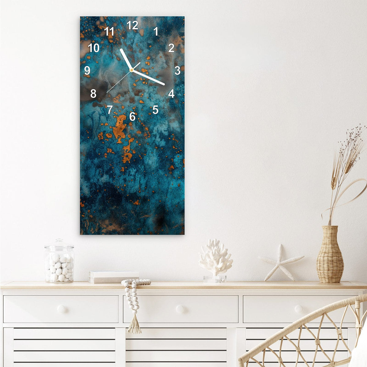 Wanduhr aus Glas im Hochformat Kupferpatina mit Ziffernblatt Modern über einem weißen Sideboard