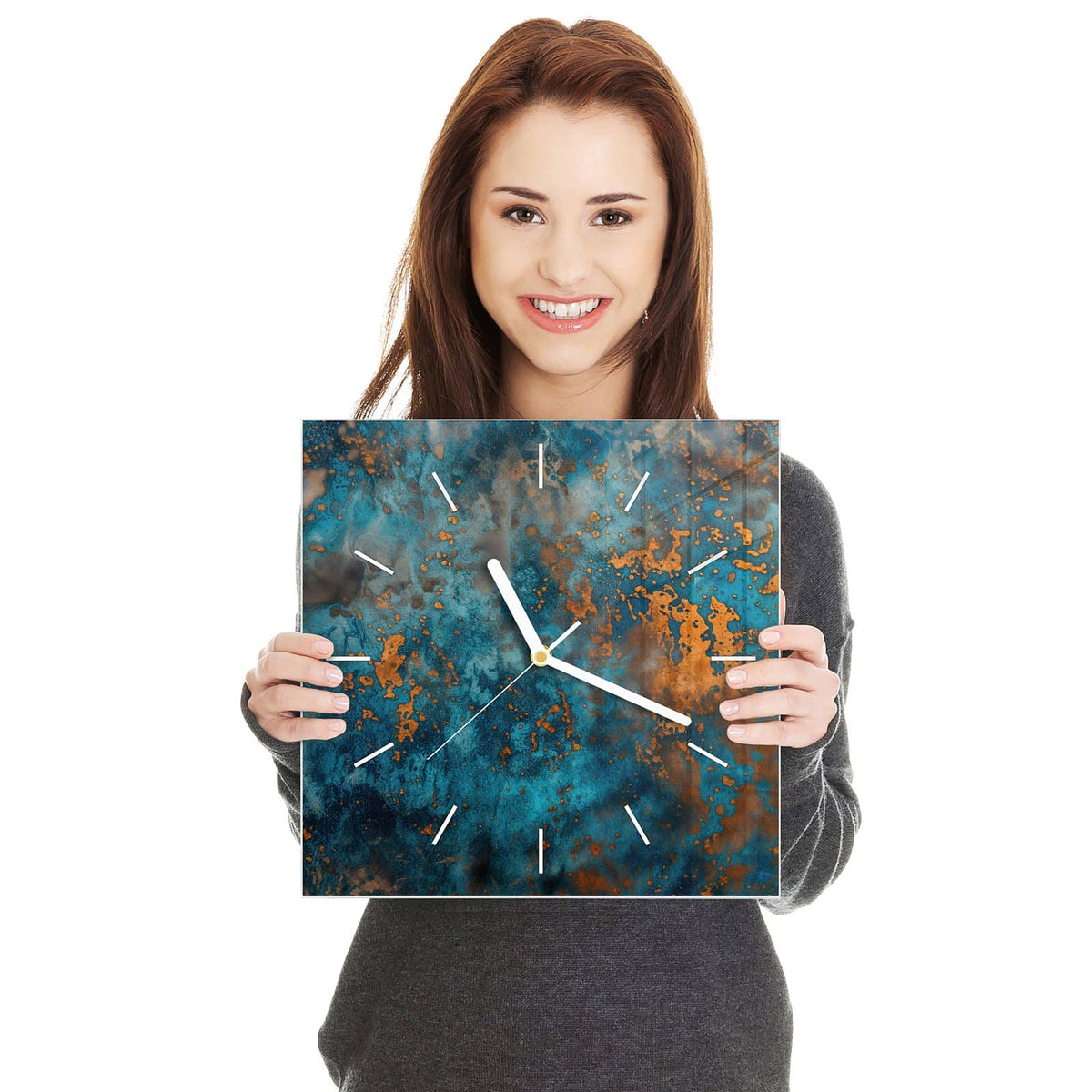 Quadratische Wanduhr aus Glas Kupferpatina in zwei Händen gehalten – Größenvergleich, 30 × 30 cm