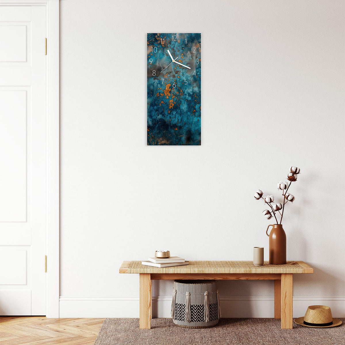 Wanduhr aus Glas im Hochformat Kupferpatina mit Ziffernblatt Elegant über einer Holzbank im Flur