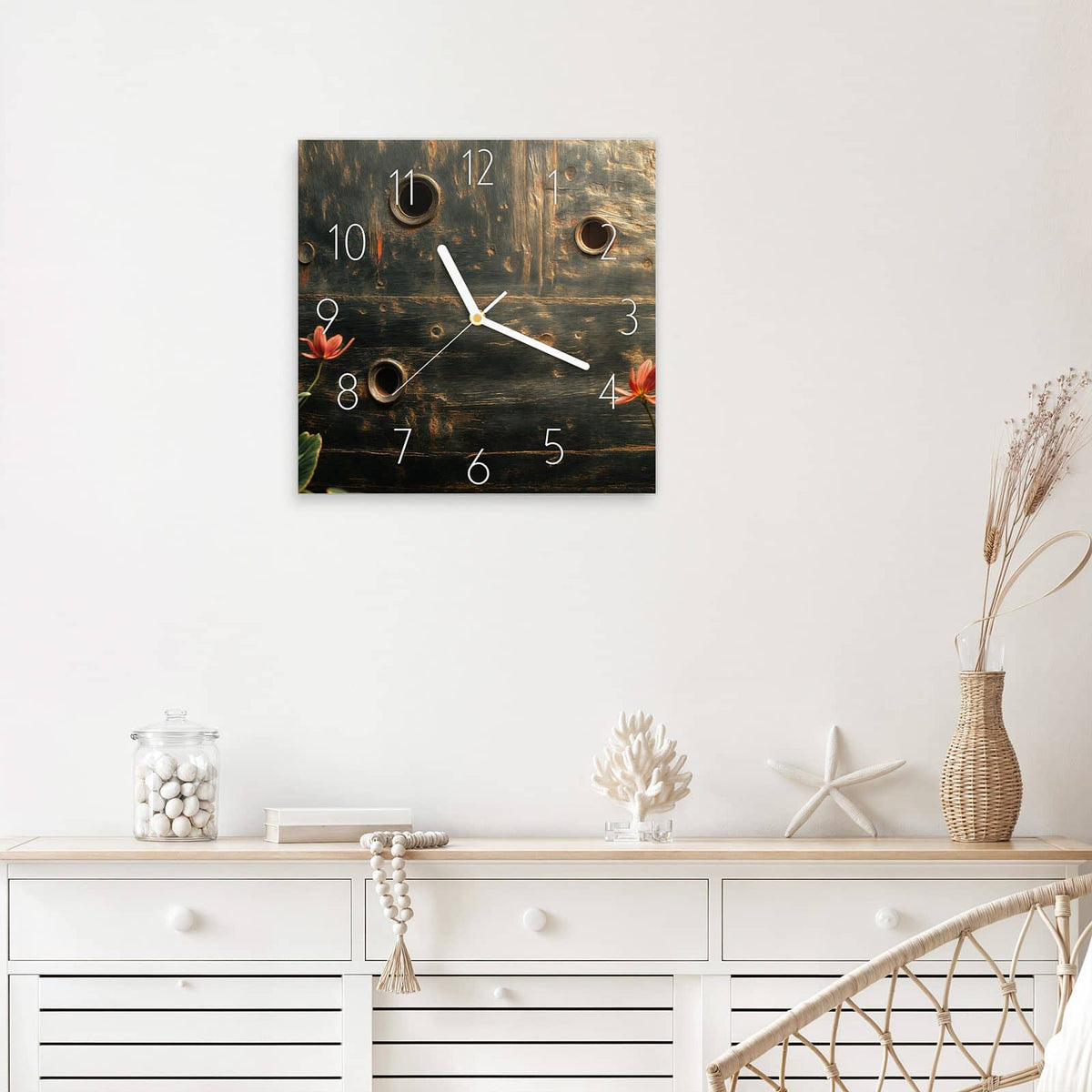 Wanduhr Rote Blüten am Metall aus Glas – Quadratisch 30 × 30 cm – Rote Blüten an dunklen Holzbohlen