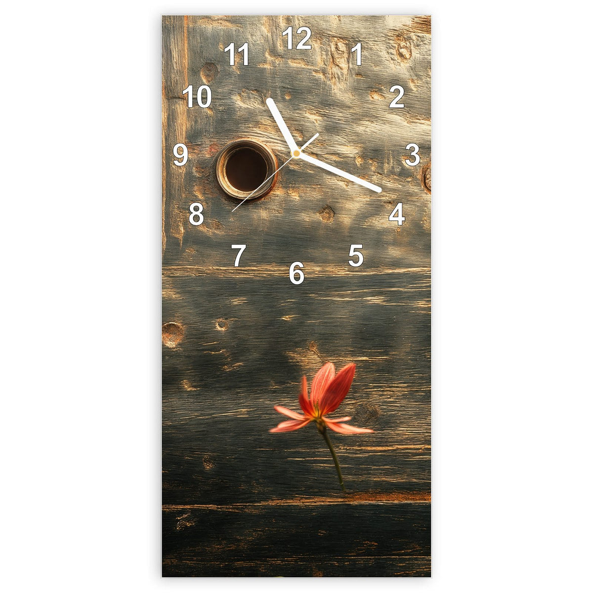 Wanduhr aus Glas, Ziffernblatt Modern: Dunkle, verwitterte Holzbohlen mit drei messinggefassten Rundlöchern, am Rand rote Blüten mit grünen Blättern