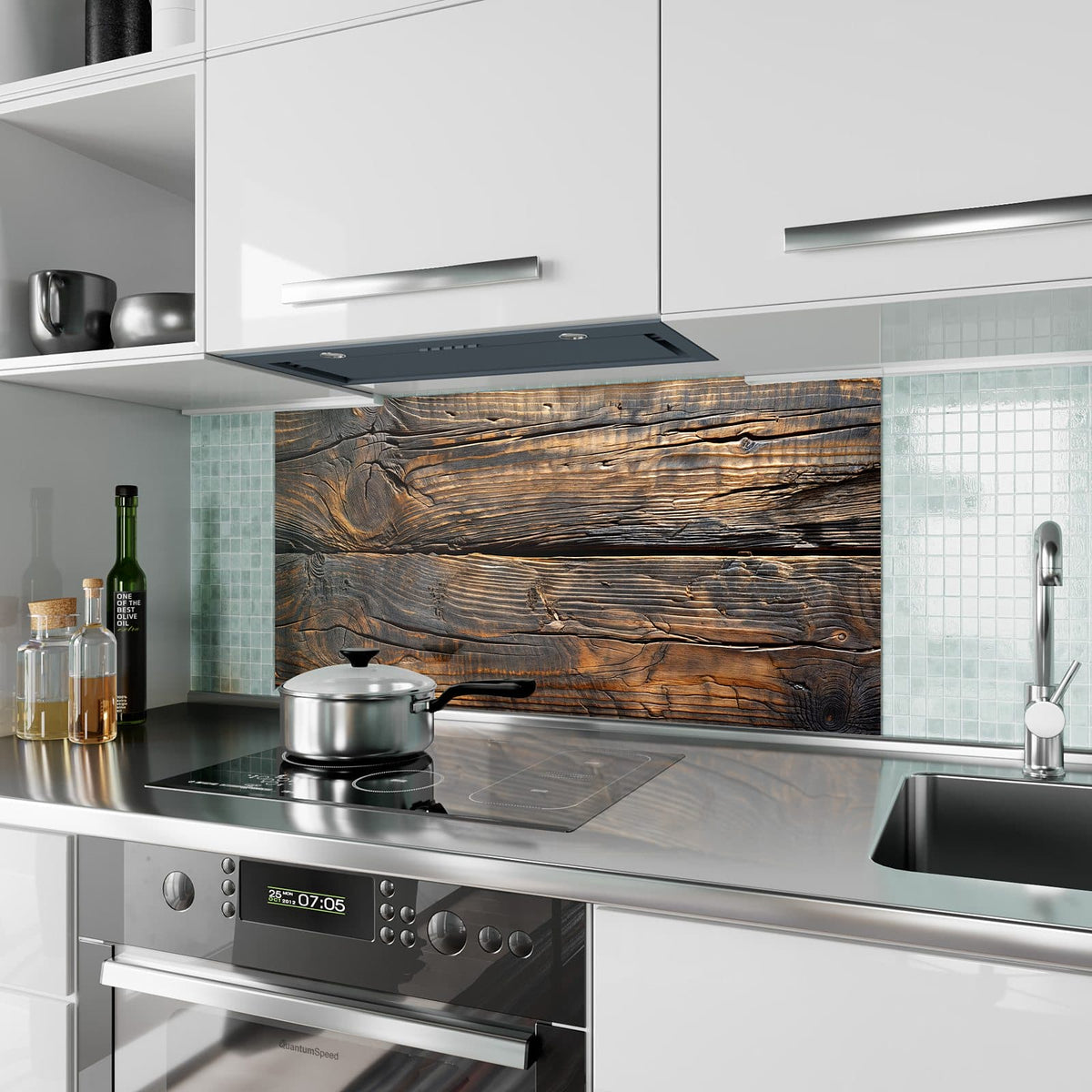 Küchenrückwand aus Glas Rissiges Altholz im Hochformat als Spritzschutz hinter dem Kochfeld, über dem Fliesenspiegel montiert