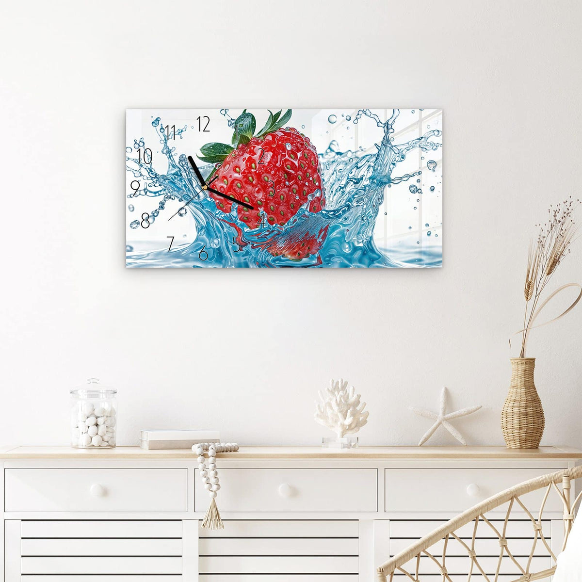 Wanduhr Erdbeere Spritzer aus Glas – Querformat 60 × 30 cm – Erdbeere taucht ins spritzende Wasser