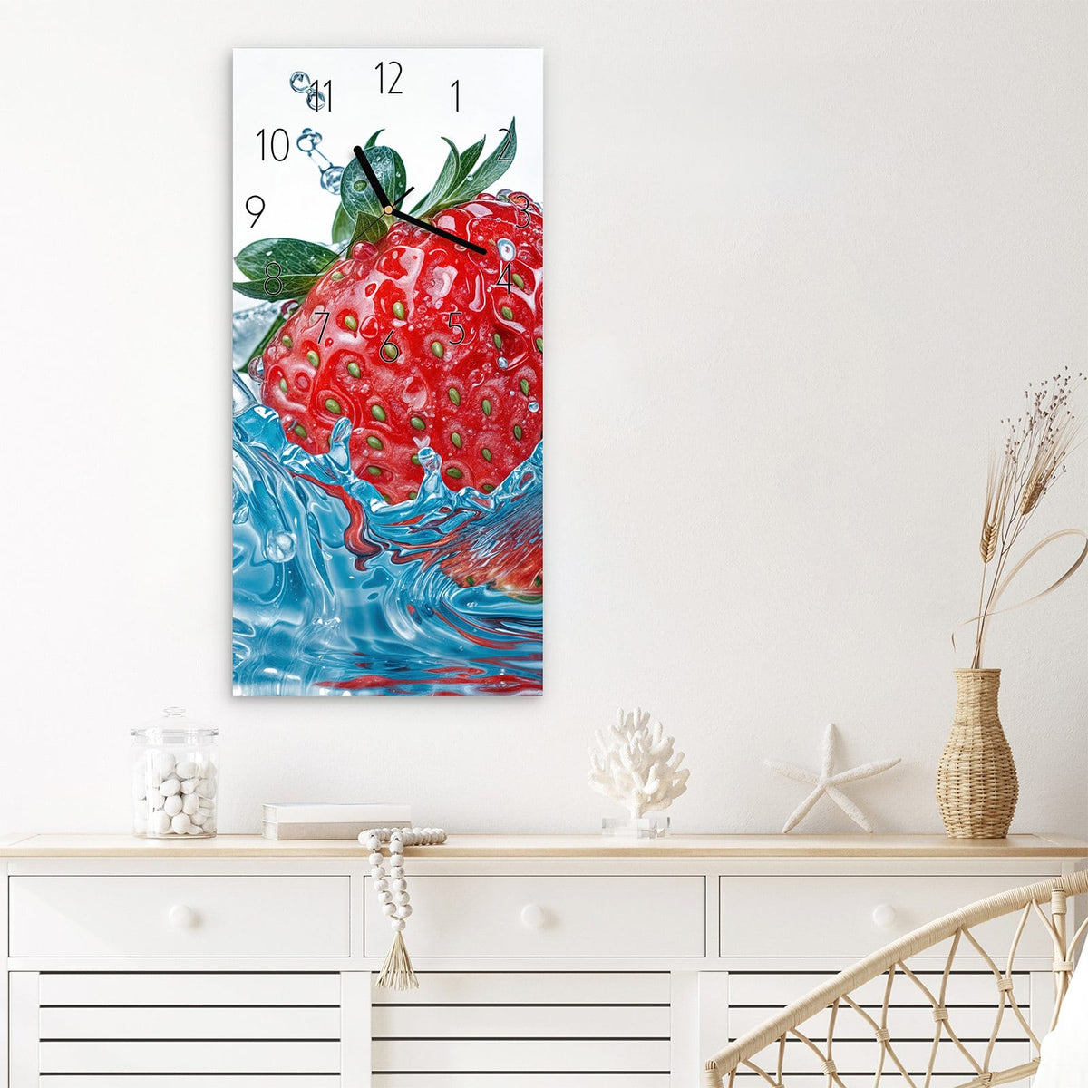 Wanduhr Erdbeere Spritzer aus Glas – Erdbeere taucht ins spritzende Wasser