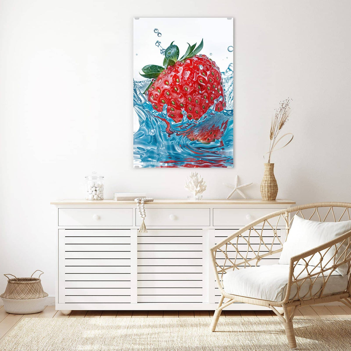 Glasbild Eintauchende Erdbeere an der Wand – Erdbeere taucht in blau schimmerndes Wasser, Spritzer ringsum